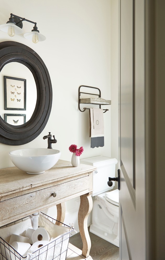 Réalisation d'un petit WC et toilettes champêtre en bois clair avec un placard en trompe-l'oeil, un mur blanc, un sol en bois brun, une vasque, un plan de toilette en bois, WC séparés et un plan de toilette beige.