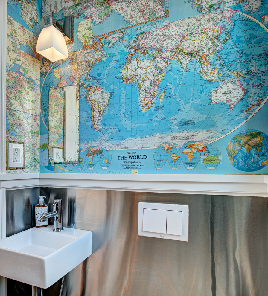Cette image montre un petit WC et toilettes bohème avec un lavabo suspendu et un mur multicolore.