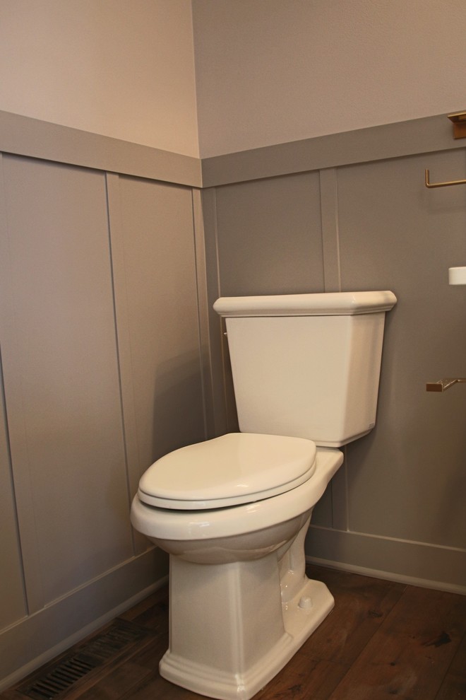 Aménagement d'un petit WC et toilettes contemporain avec un placard à porte shaker, des portes de placard blanches, WC séparés, un mur beige, parquet foncé, un lavabo encastré, un plan de toilette en quartz, un sol marron et un plan de toilette blanc.