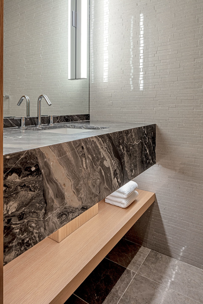 Kleine Moderne Gästetoilette mit weißen Fliesen, Porzellanfliesen, weißer Wandfarbe, Marmorboden, Marmor-Waschbecken/Waschtisch und bunter Waschtischplatte in Toronto