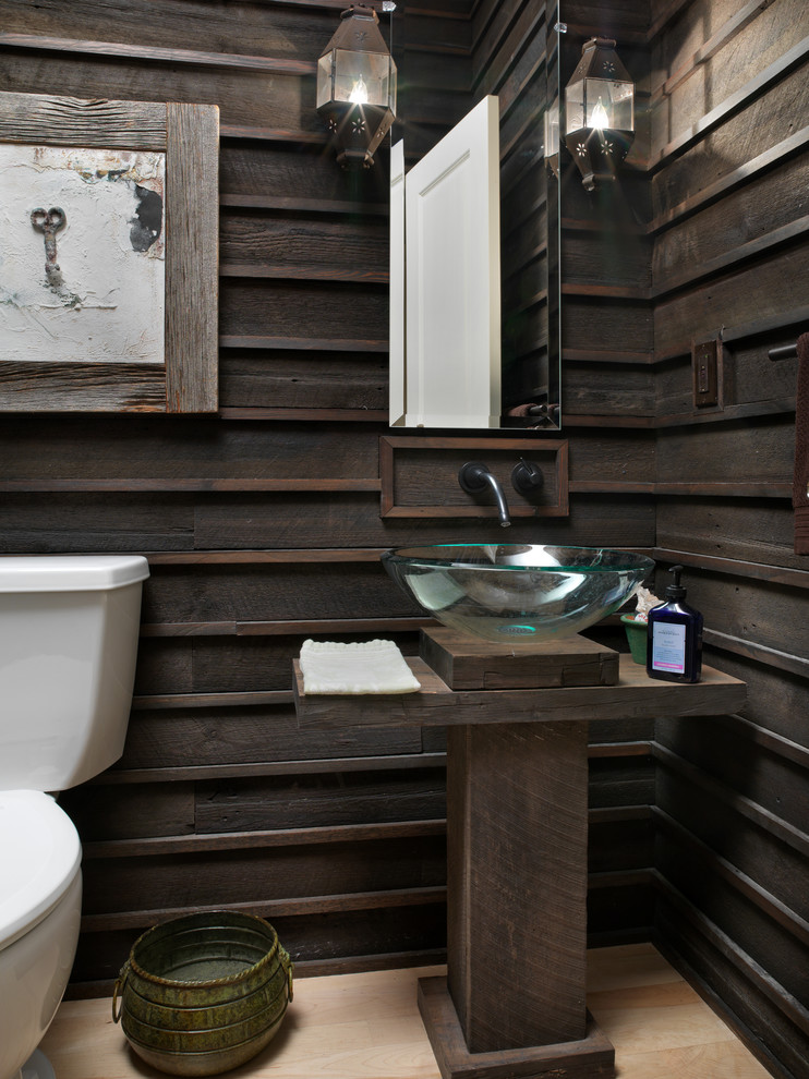コロンバスにあるラスティックスタイルのおしゃれなトイレ・洗面所 (ベッセル式洗面器、木製洗面台、ブラウンの洗面カウンター) の写真