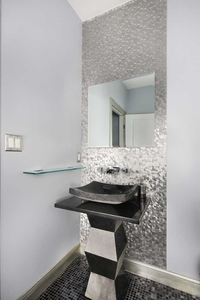 Ispirazione per un piccolo bagno di servizio contemporaneo con WC monopezzo, piastrelle nere, piastrelle a mosaico, pavimento con piastrelle a mosaico, lavabo a colonna, top in granito, pareti grigie e pavimento grigio
