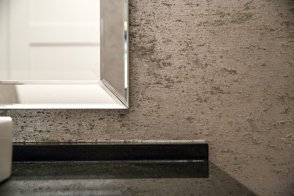 Immagine di un piccolo bagno di servizio minimalista con ante lisce, ante in legno chiaro, WC a due pezzi, piastrelle grigie, pareti grigie, pavimento in gres porcellanato, lavabo a bacinella e top in granito