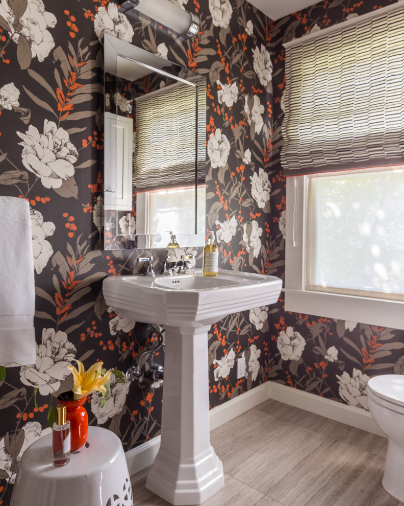 Ispirazione per un bagno di servizio tradizionale con pareti multicolore, lavabo a colonna e pavimento grigio
