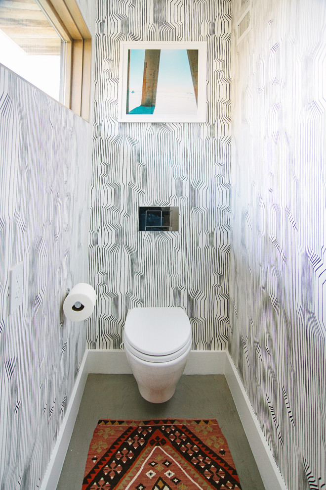 Inredning av ett eklektiskt toalett, med svarta väggar och grönt golv