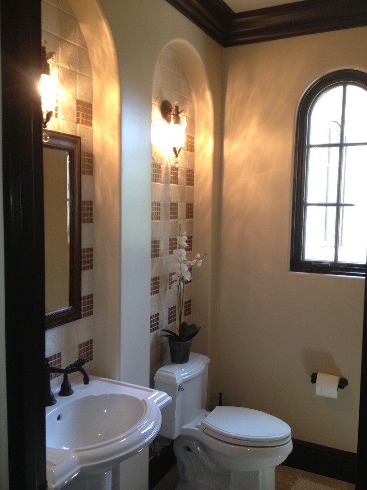 Идея дизайна: туалет среднего размера в средиземноморском стиле с унитазом-моноблоком, белой плиткой, керамической плиткой, бежевыми стенами, раковиной с пьедесталом и открытыми фасадами