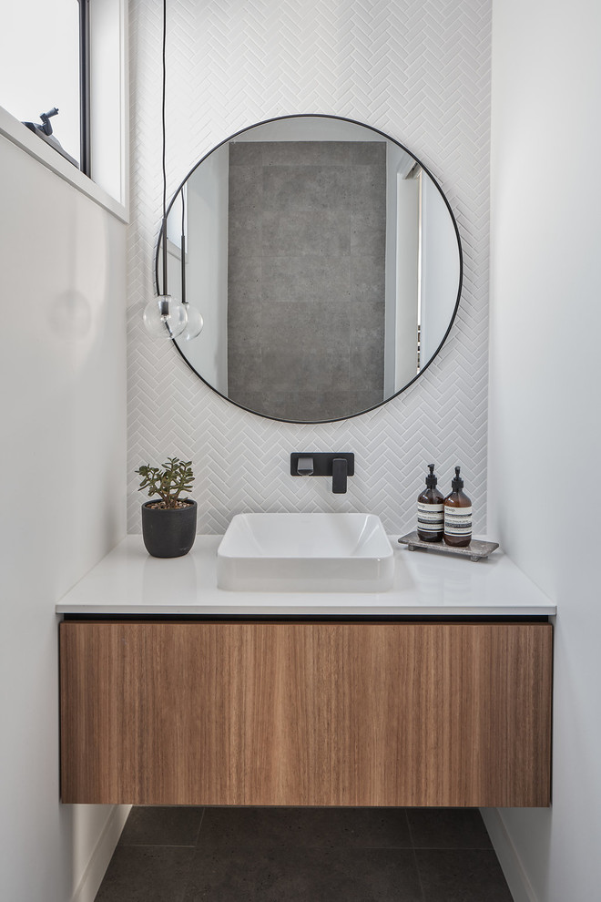 Aménagement d'un WC et toilettes contemporain avec mosaïque, un plan de toilette en quartz modifié et un sol gris.
