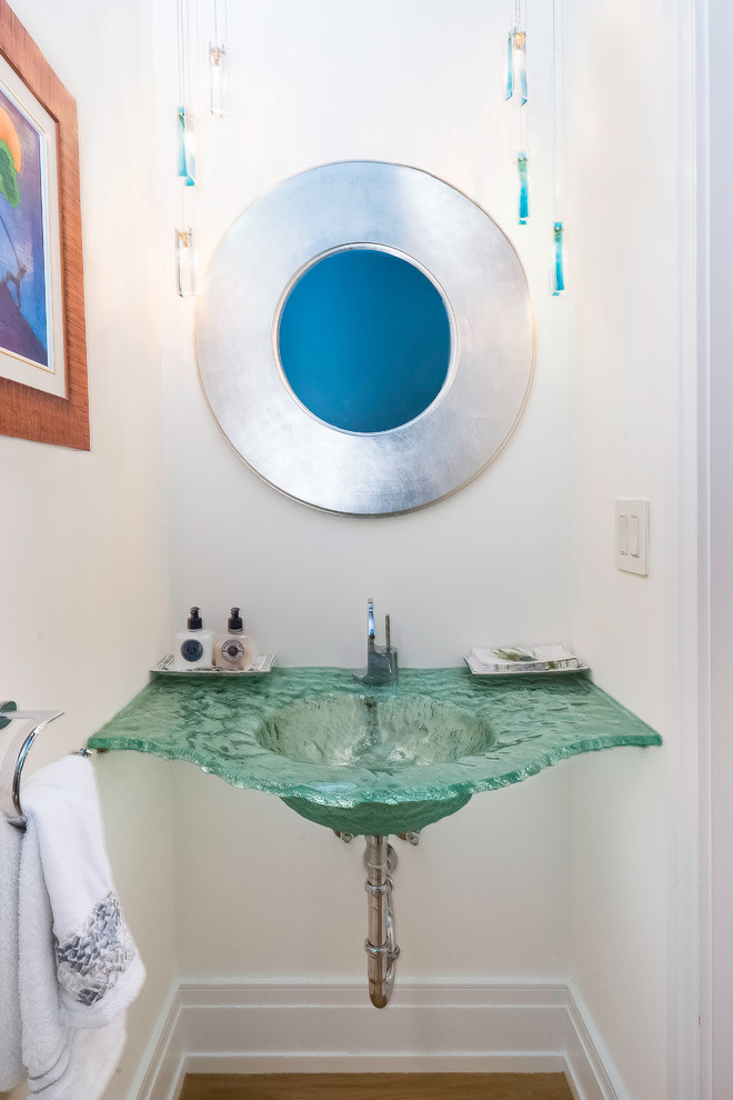 Kleine Maritime Gästetoilette mit weißer Wandfarbe, hellem Holzboden, integriertem Waschbecken, Glaswaschbecken/Glaswaschtisch, braunem Boden und grüner Waschtischplatte in Toronto