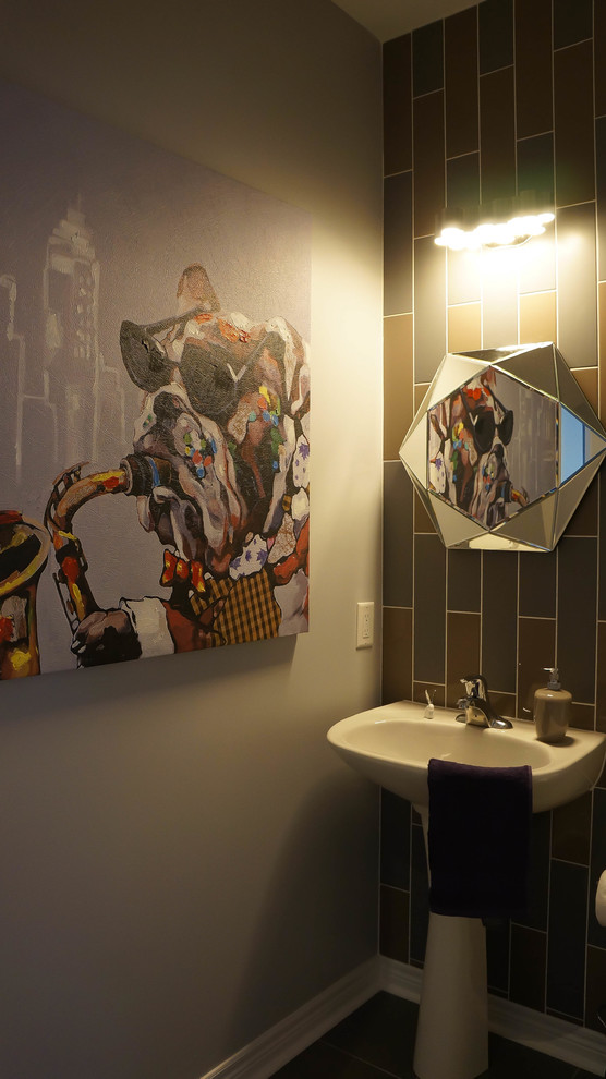 Immagine di un bagno di servizio design di medie dimensioni con piastrelle nere, piastrelle marroni, piastrelle multicolore, piastrelle in ceramica, pareti grigie e lavabo a colonna