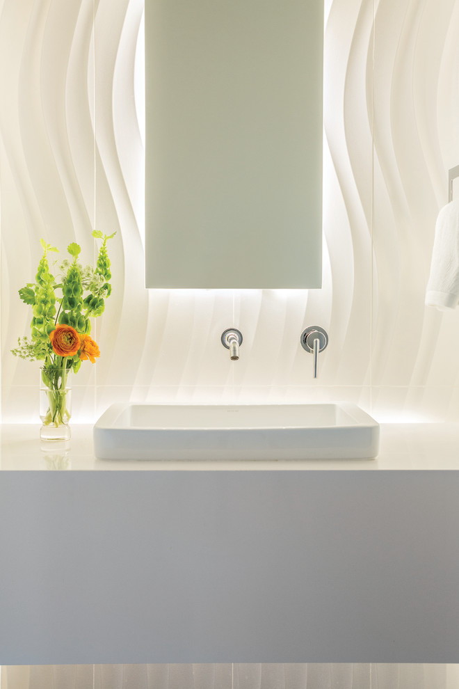 Стильный дизайн: туалет среднего размера в стиле модернизм с белой плиткой, белыми стенами, накладной раковиной и столешницей из искусственного кварца - последний тренд
