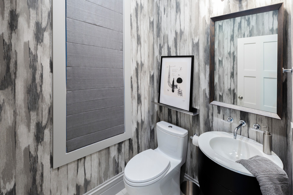 Inspiration för ett litet vintage toalett, med möbel-liknande, svarta skåp, en toalettstol med separat cisternkåpa, grå väggar, klinkergolv i porslin, ett integrerad handfat och vitt golv