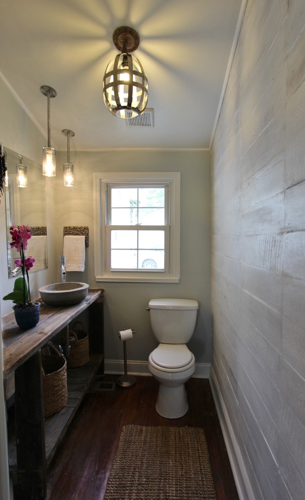 アトランタにある低価格のトラディショナルスタイルのおしゃれなトイレ・洗面所 (ベッセル式洗面器、木製洗面台、無垢フローリング、ブラウンの洗面カウンター) の写真