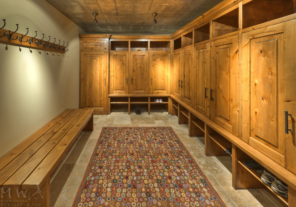 Rustikale Gästetoilette mit hellen Holzschränken, grüner Wandfarbe, Schieferboden und braunem Boden in Sonstige