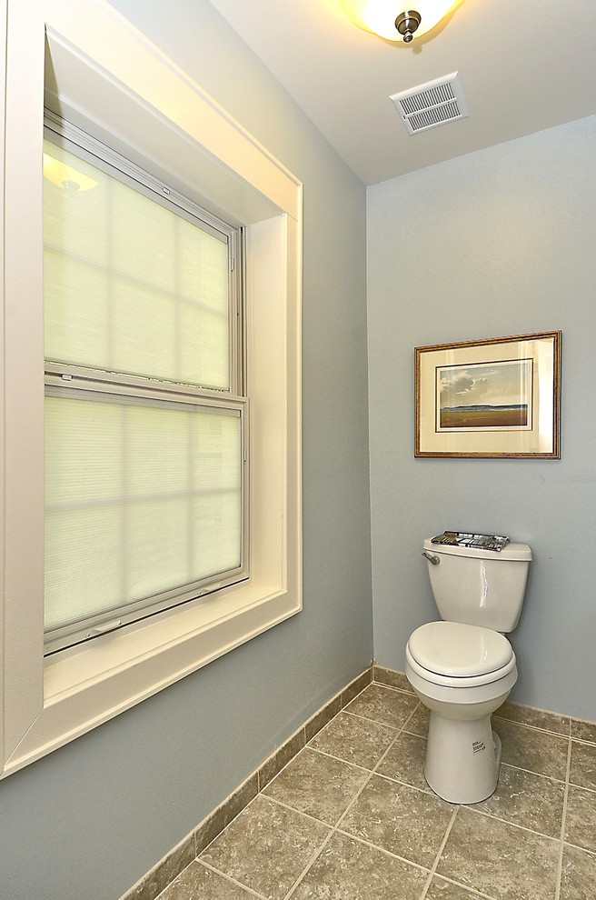 Exempel på ett mellanstort amerikanskt toalett, med en toalettstol med separat cisternkåpa, blå väggar, klinkergolv i keramik och beiget golv