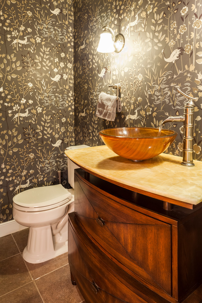 Esempio di un piccolo bagno di servizio classico con pareti multicolore, pavimento con piastrelle in ceramica, pavimento marrone, consolle stile comò, ante in legno scuro, WC a due pezzi, lavabo a bacinella e top beige