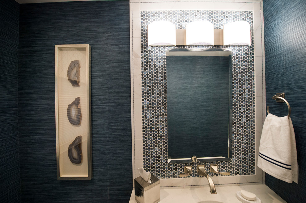 Kleine Klassische Gästetoilette mit flächenbündigen Schrankfronten, weißen Schränken, Toilette mit Aufsatzspülkasten, blauen Fliesen, Fliesen aus Glasscheiben, blauer Wandfarbe, Keramikboden, Unterbauwaschbecken und beigem Boden in Boston
