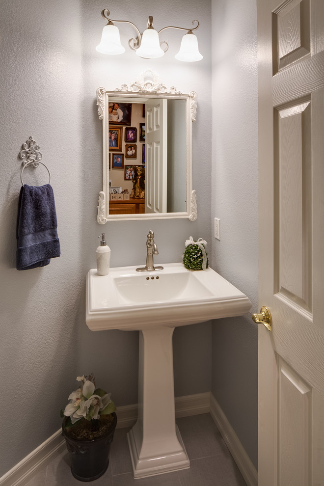 Foto de aseo clásico pequeño con paredes grises, suelo de baldosas de porcelana y lavabo con pedestal