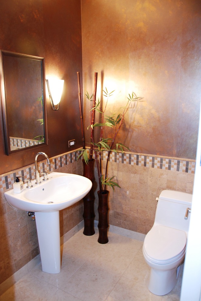 Exemple d'un petit WC et toilettes asiatique avec WC à poser, un carrelage beige, du carrelage en travertin, un mur marron, un sol en carrelage de porcelaine, un lavabo de ferme et un sol beige.