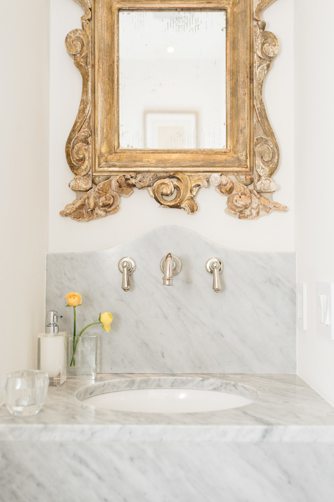 Ispirazione per un piccolo bagno di servizio minimal con piastrelle grigie, piastrelle di marmo, pareti bianche, lavabo sottopiano, top in marmo e top grigio