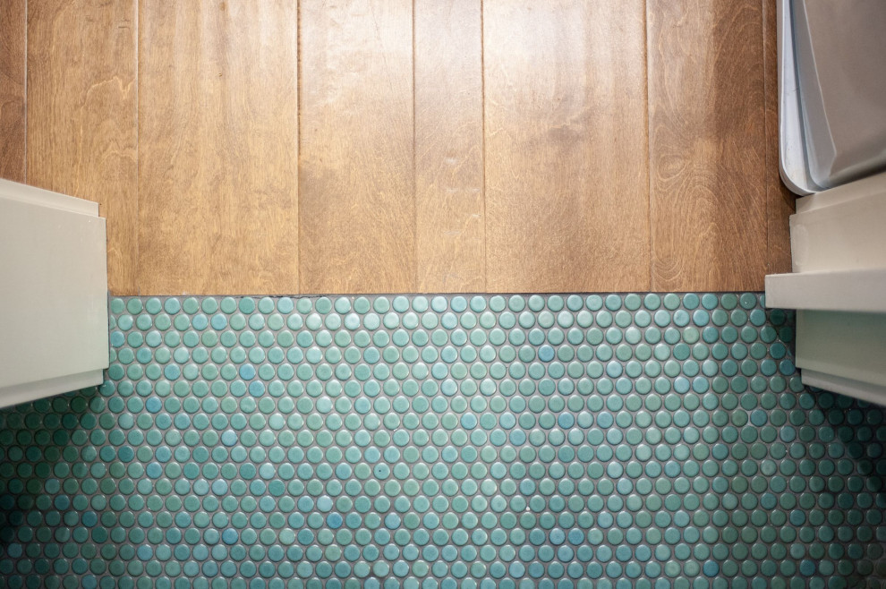 Kleine Klassische Gästetoilette mit verzierten Schränken, braunen Schränken, weißen Fliesen, Keramikfliesen, blauer Wandfarbe, Mosaik-Bodenfliesen, Waschtischkonsole, Quarzwerkstein-Waschtisch, grünem Boden und weißer Waschtischplatte in Seattle