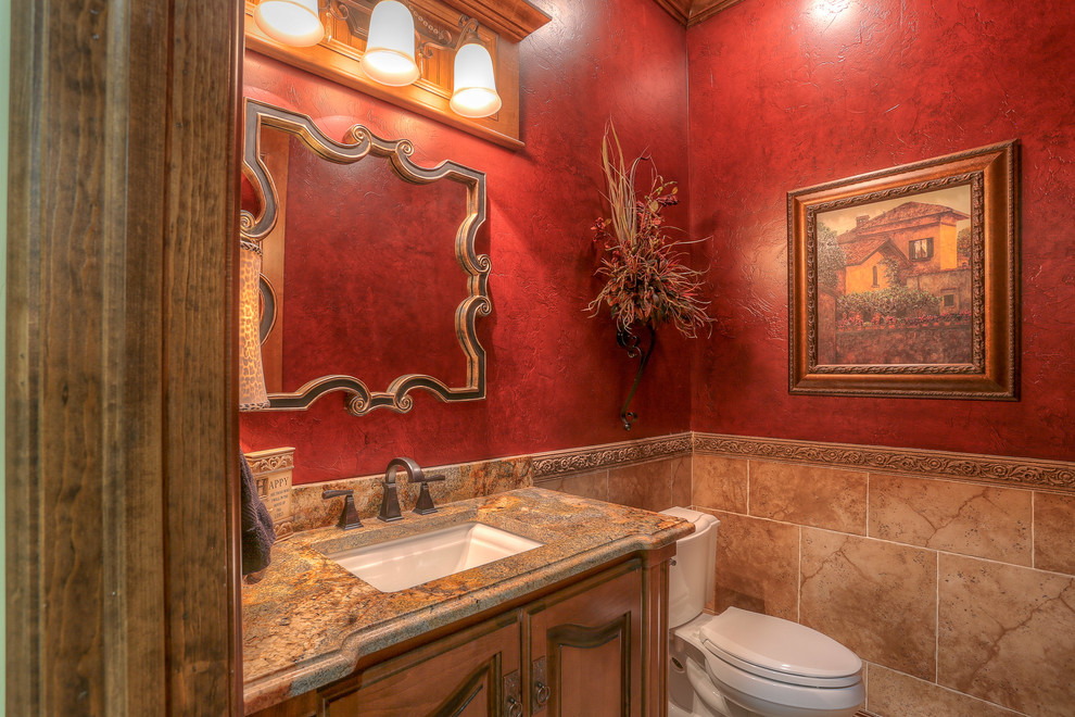 Idées déco pour un WC et toilettes classique en bois brun de taille moyenne avec un mur rouge et un lavabo posé.