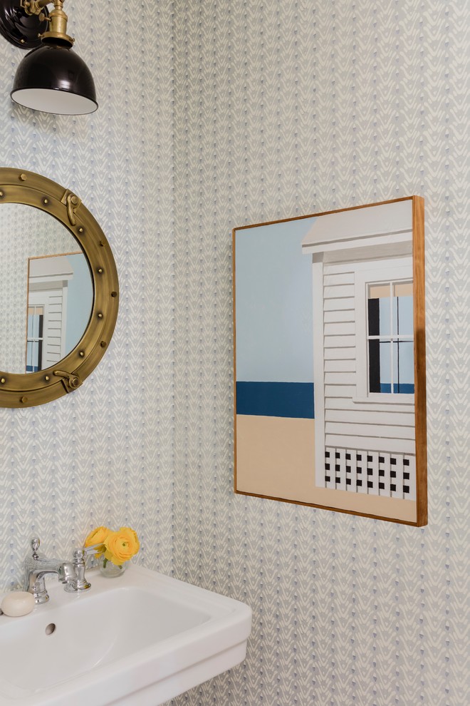 Foto di un piccolo bagno di servizio stile marino con WC monopezzo, piastrelle blu, pareti blu, pavimento in legno massello medio, lavabo a colonna, pavimento marrone e top bianco