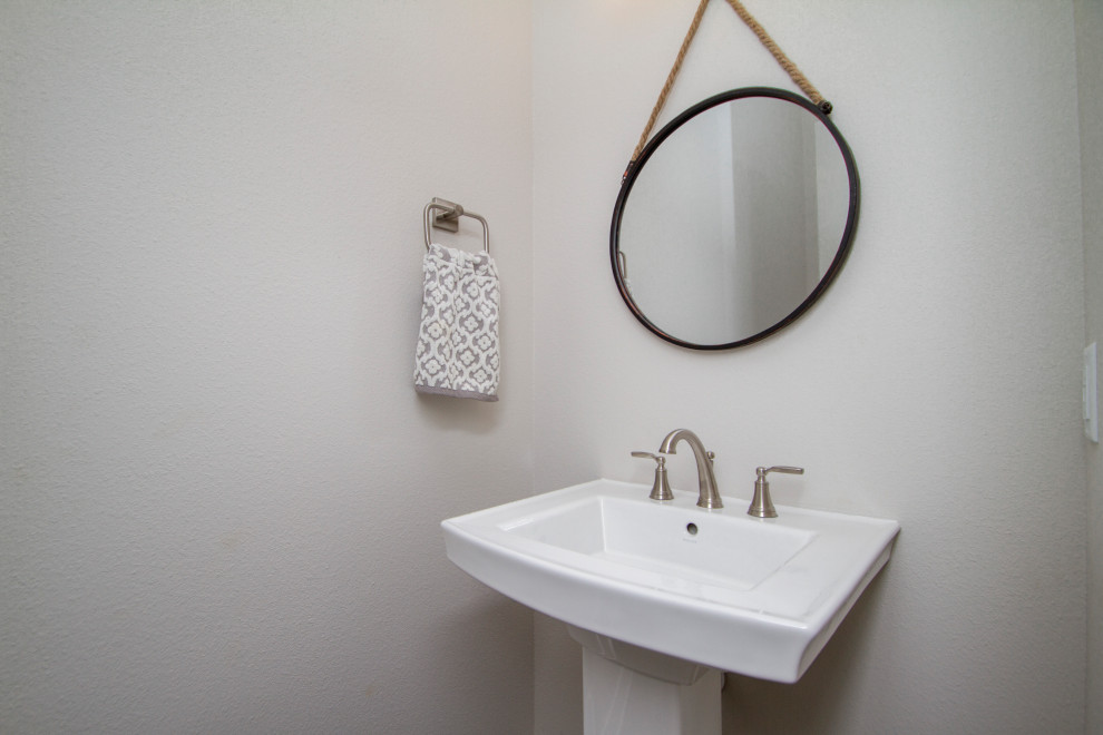 リトルロックにある低価格の小さなトランジショナルスタイルのおしゃれなトイレ・洗面所 (ペデスタルシンク) の写真
