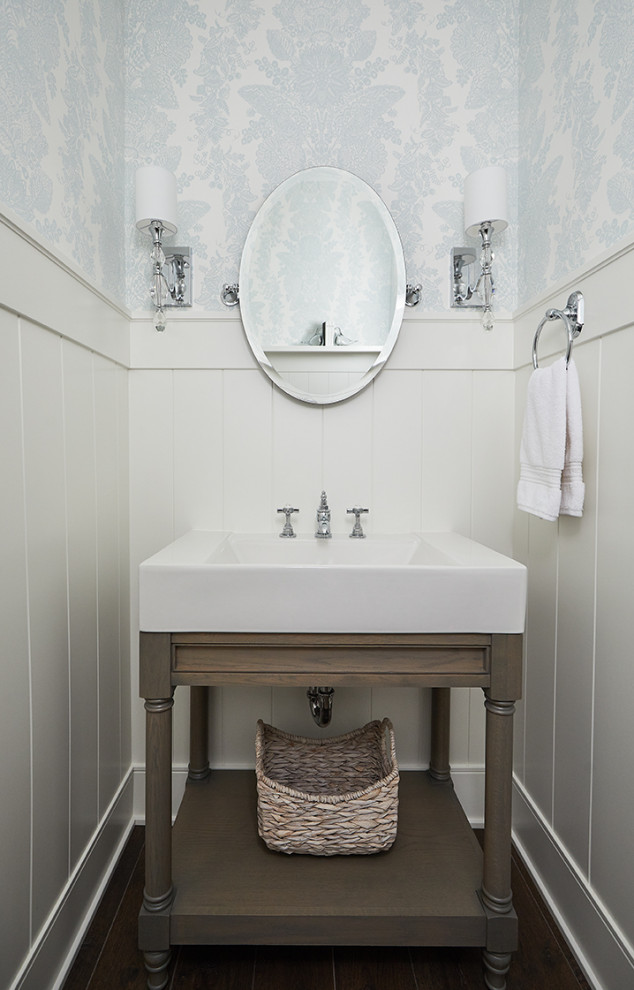 Idéer för ett litet klassiskt vit toalett, med möbel-liknande, grå skåp, en toalettstol med separat cisternkåpa, blå väggar, mellanmörkt trägolv, ett fristående handfat och marmorbänkskiva