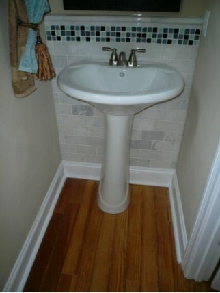 Foto de aseo clásico renovado pequeño con lavabo con pedestal