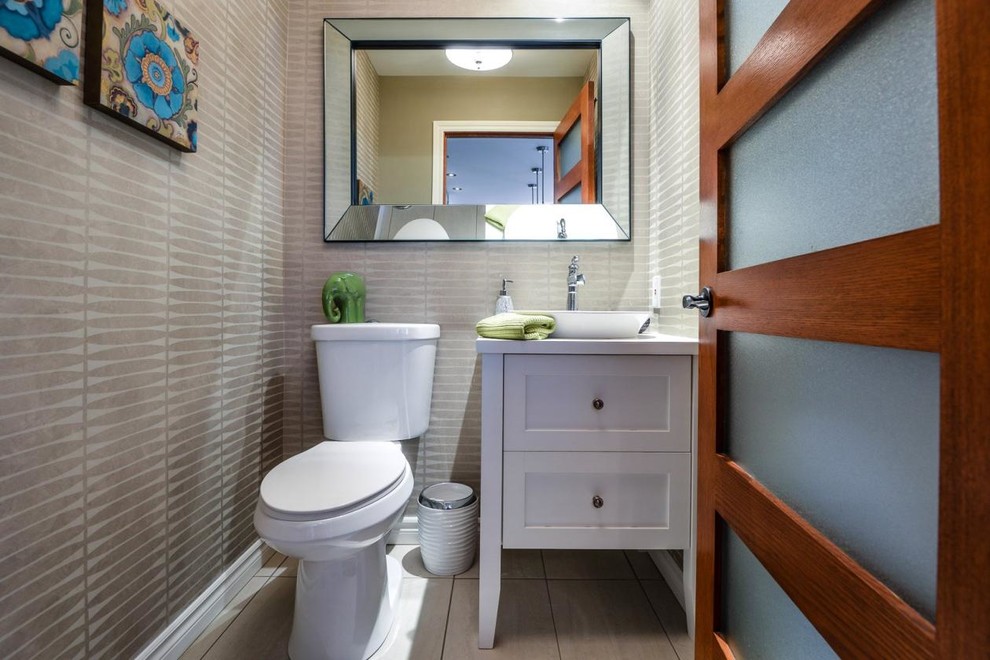 モントリオールにある小さなコンテンポラリースタイルのおしゃれなトイレ・洗面所 (シェーカースタイル扉のキャビネット、白いキャビネット、分離型トイレ、ベージュの壁、磁器タイルの床、ベッセル式洗面器、ベージュの床、白い洗面カウンター) の写真
