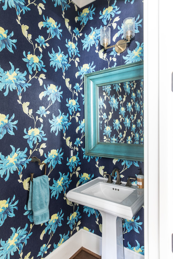 Свежая идея для дизайна: туалет в стиле неоклассика (современная классика) с синими стенами и консольной раковиной - отличное фото интерьера