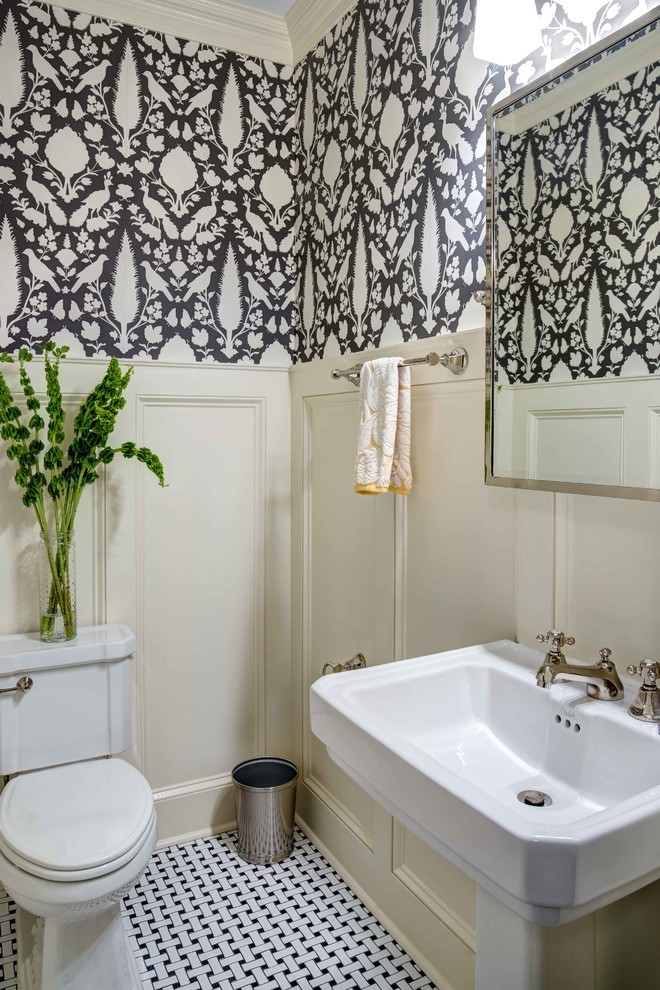 Ispirazione per un piccolo bagno di servizio stile americano con WC a due pezzi, pavimento in gres porcellanato e lavabo a colonna