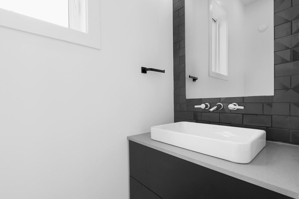 Inspiration för ett litet funkis grå grått toalett, med släta luckor, svarta skåp, svart kakel, vita väggar, ett fristående handfat och bänkskiva i kvarts