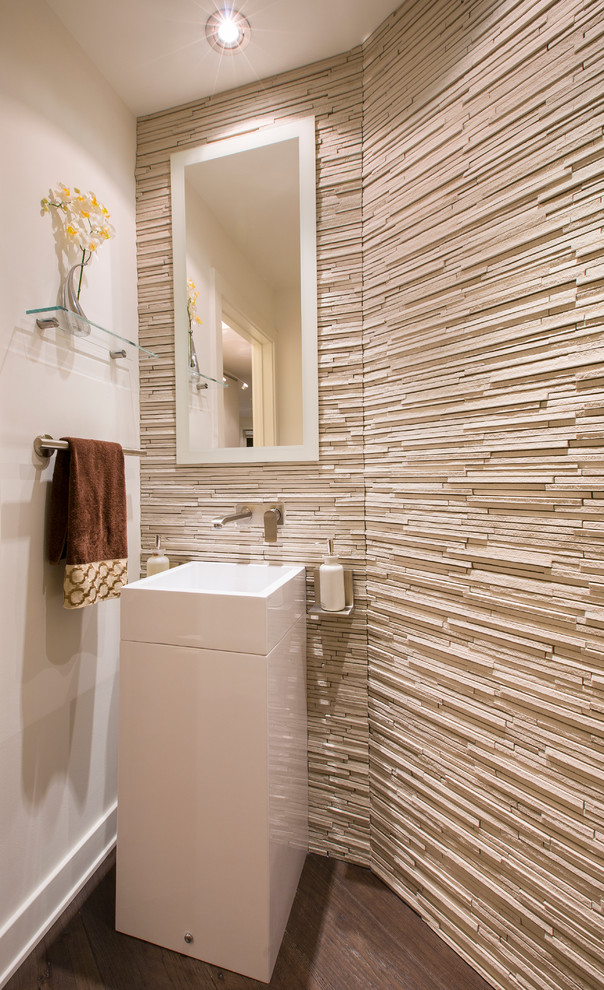 ワシントンD.C.にある小さなモダンスタイルのおしゃれなトイレ・洗面所 (ペデスタルシンク、フラットパネル扉のキャビネット、白いキャビネット、ベージュのタイル、石タイル、白い壁、無垢フローリング) の写真