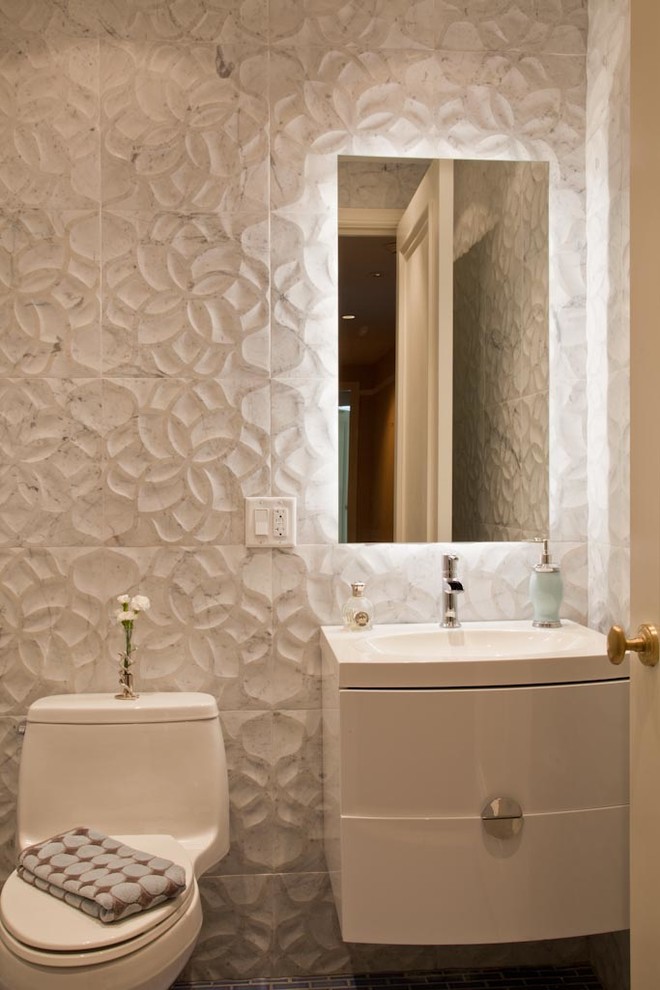 Foto di un piccolo bagno di servizio design con lavabo sottopiano, ante lisce, ante bianche, top in superficie solida, WC monopezzo, piastrelle bianche e pareti bianche