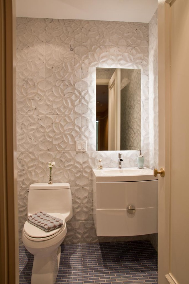 Exempel på ett litet modernt toalett, med ett undermonterad handfat, släta luckor, vita skåp, bänkskiva i akrylsten, en toalettstol med hel cisternkåpa, vit kakel, blå kakel, vita väggar och klinkergolv i keramik