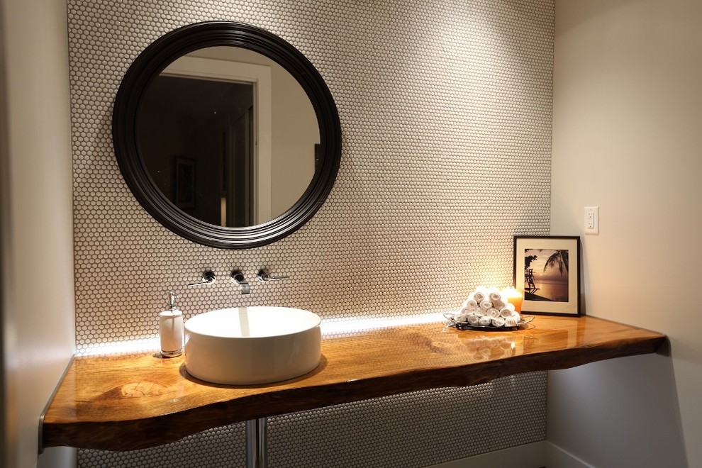 Diseño de aseo contemporáneo pequeño con lavabo sobreencimera, encimera de madera, baldosas y/o azulejos blancos, paredes blancas, baldosas y/o azulejos en mosaico y encimeras marrones