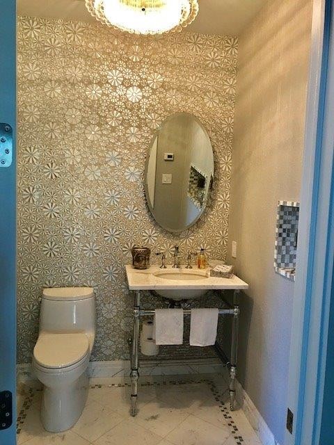Immagine di un bagno di servizio eclettico di medie dimensioni con nessun'anta, WC monopezzo, pareti multicolore, pavimento in pietra calcarea, lavabo sottopiano, top in quarzite e pavimento beige