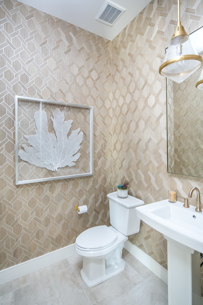 サンディエゴにあるコンテンポラリースタイルのおしゃれなトイレ・洗面所 (マルチカラーの壁、ペデスタルシンク、分離型トイレ) の写真
