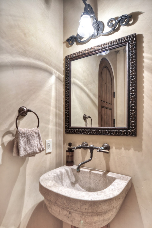 Imagen de aseo mediterráneo pequeño con paredes beige y lavabo suspendido
