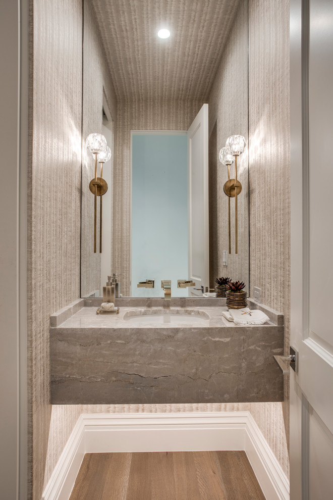 Ispirazione per un bagno di servizio design di medie dimensioni con pareti marroni, pavimento in legno massello medio, lavabo sottopiano e pavimento marrone