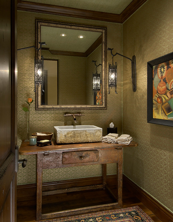 Kleine Mediterrane Gästetoilette mit Waschtisch aus Holz, Aufsatzwaschbecken, offenen Schränken, hellbraunen Holzschränken, gelber Wandfarbe, dunklem Holzboden und brauner Waschtischplatte in Phoenix