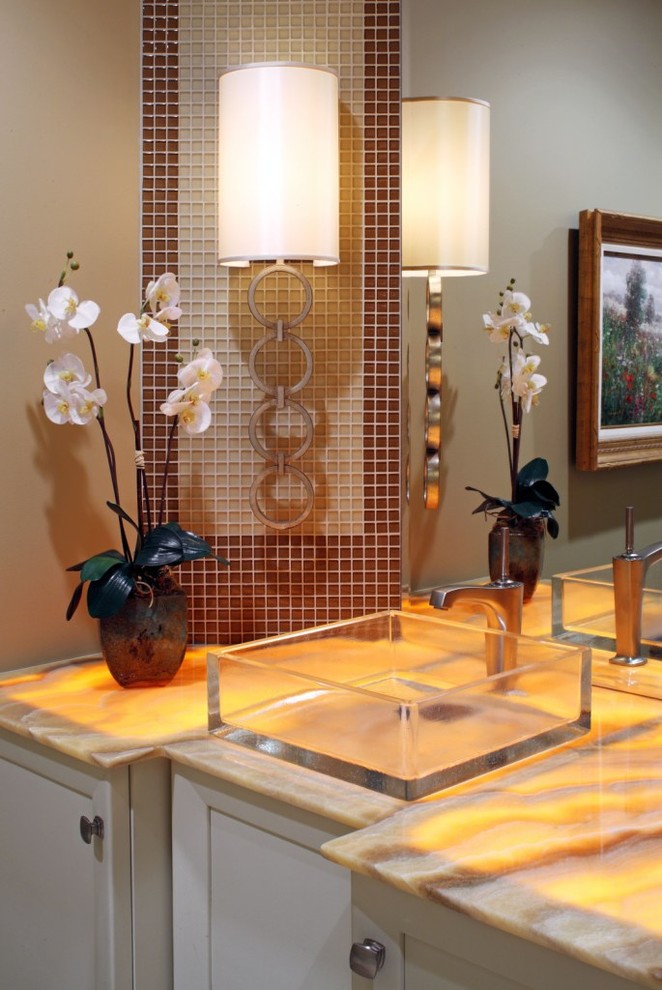 Moderne Gästetoilette mit Mosaikfliesen und beiger Waschtischplatte in Omaha