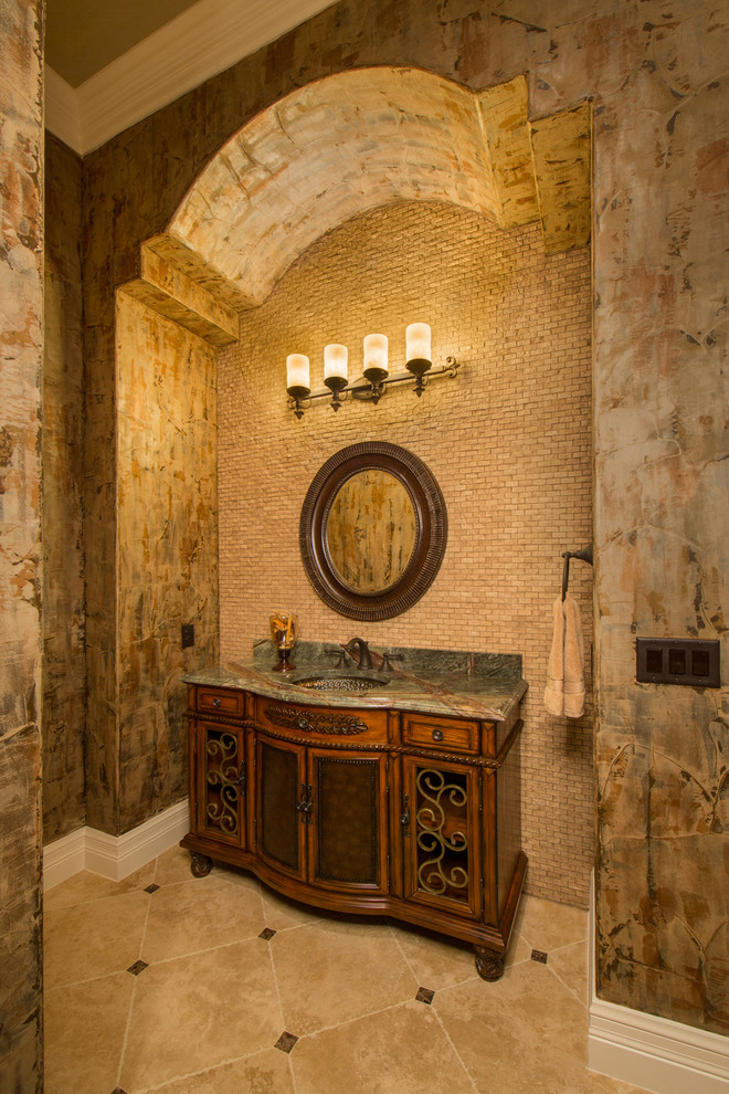 Idées déco pour un WC et toilettes méditerranéen en bois brun de taille moyenne avec un placard en trompe-l'oeil, un carrelage beige, un carrelage de pierre, un mur beige, un sol en travertin, un lavabo encastré et un plan de toilette en granite.