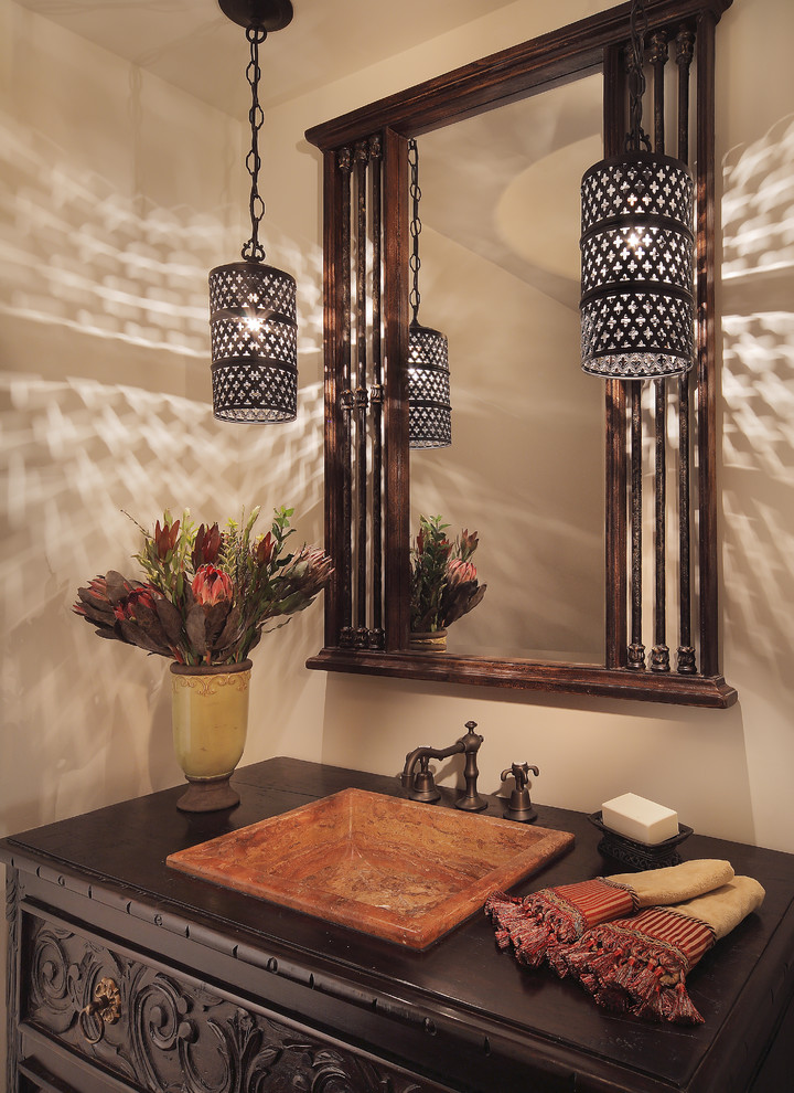 Mediterrane Gästetoilette mit Einbauwaschbecken, dunklen Holzschränken, Waschtisch aus Holz und brauner Waschtischplatte in Phoenix