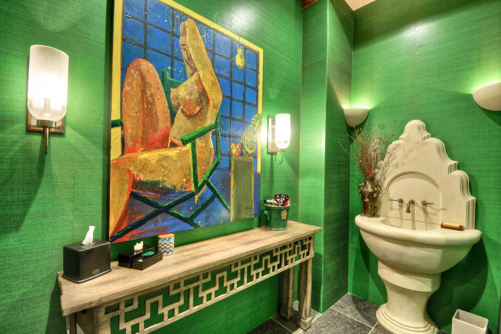 Imagen de aseo mediterráneo con paredes verdes y lavabo integrado