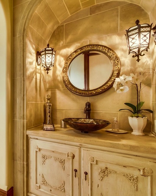 Cette photo montre un WC et toilettes méditerranéen en bois vieilli avec un placard en trompe-l'oeil, WC à poser, un carrelage beige, un carrelage de pierre, un mur beige, un sol en calcaire, une vasque, un plan de toilette en béton et un sol beige.