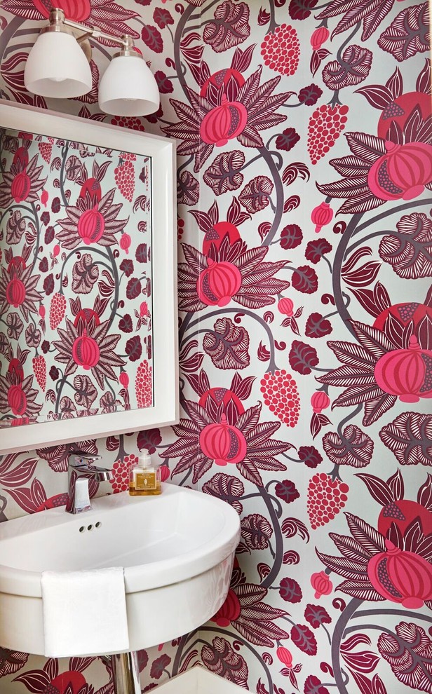 Cette image montre un WC et toilettes traditionnel avec un mur rose et un lavabo suspendu.