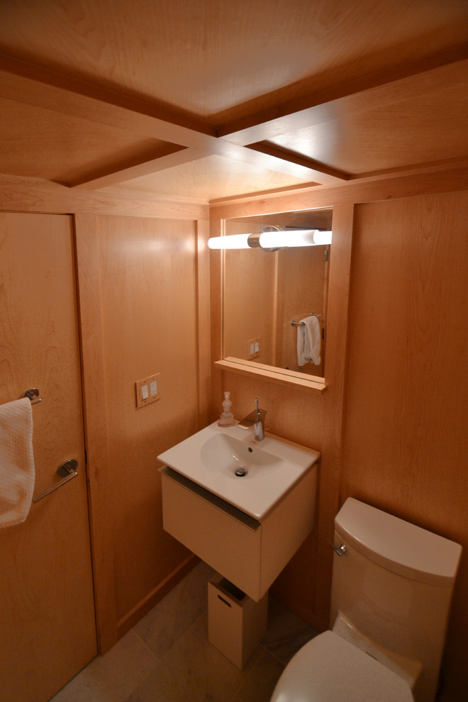 На фото: туалет в стиле модернизм с плоскими фасадами, белыми фасадами, раздельным унитазом, коричневыми стенами и монолитной раковиной с