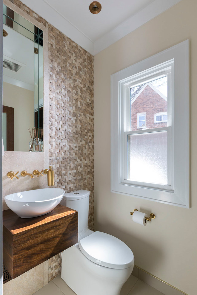 Foto di un bagno di servizio tradizionale con ante lisce, ante in legno bruno, top in legno, top marrone, pareti beige e pavimento grigio